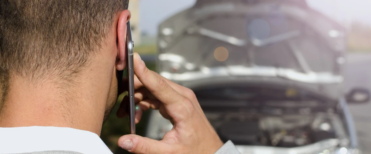 Calling for help beside an immobilised car