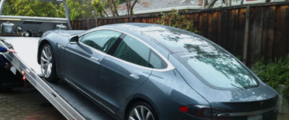 Voiture électrique transportée sur plateau